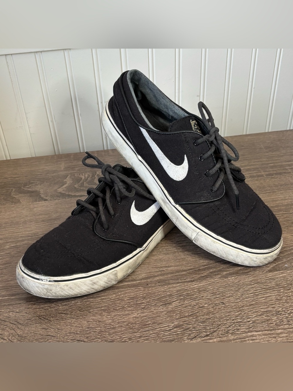 Nike Men’s Black Sneakers with White Swoosh